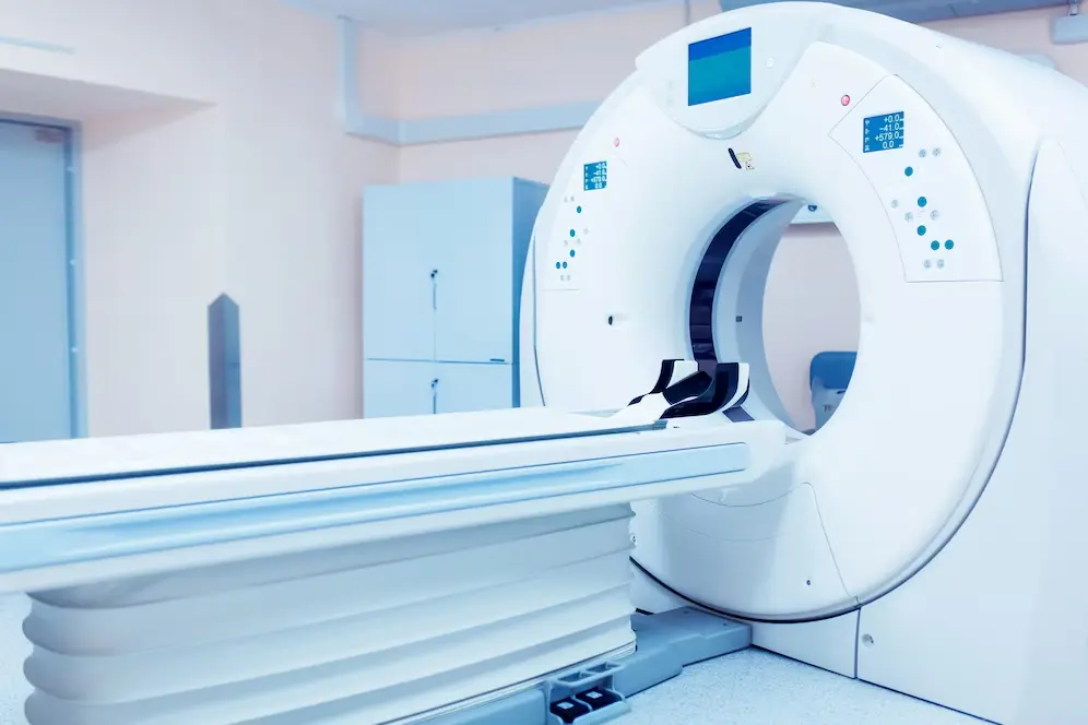 Laboratório médico com tomografia computadorizada